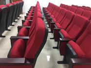 ПП подпирают и усаживают стулья лекционного зала церков аудитории с сложенным писать планшетом
